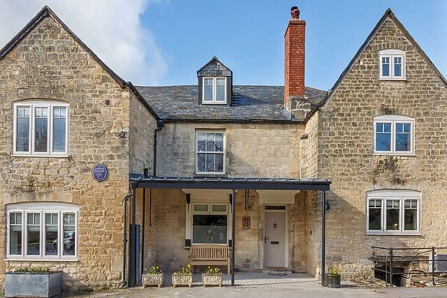 Leonard House in Stonehouse, a Cotswold stone holiday home sleeping 21